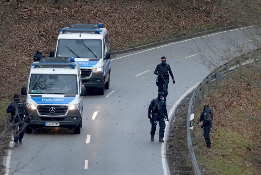 Petugas mencari jejak di sekitar lokasi kejadian penembakan polisi di dekat Kusel, Jerman, Senin (31/1/2022). Dua orang polisi tewas saat melakukan patroli rutin di bagian barat Jerman.