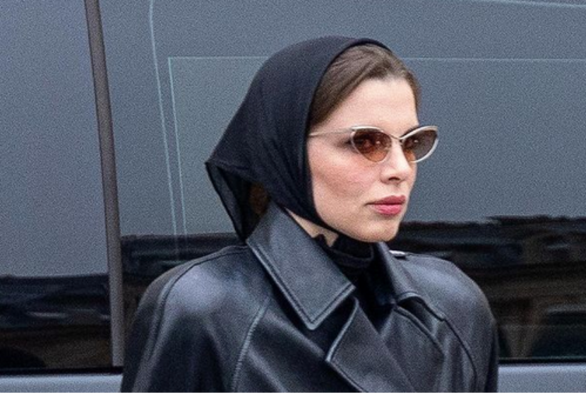 Gaya busana aktris Julia Fox yang memadukan trench coat dengan headscarf mendapat pujian dari majalah Vogue Prancis. 