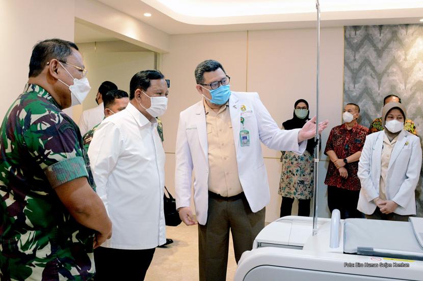 Menteri Pertahanan, Prabowo Subianto (kedua kiri) meresmikan fasilitas kesehatan baru Magnetic Resonance Imaging (MRI) Center di Rumah Sakit Pusat Angkatan Darat (RSPAD) Gatot Subroto, Jakarta Pusat, Kamis (3/2/2022)). 