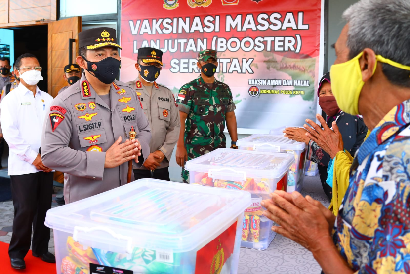  Kapolri Jenderal Listyo Sigit Prabowo meninjau pelaksanaan kegiatan akselerasi vaksinasi serentak di seluruh wilayah Indonesia dengan hadir secara langsung di Bintan, Kepulauan Riau (Kepri), Rabu (9/2/2022).