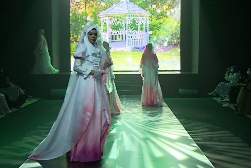 Koleksi Fenny Saptalia X IKJ di Jakarta Fashion Trend 2022. Fenny mengangkat tema Falling in Love.