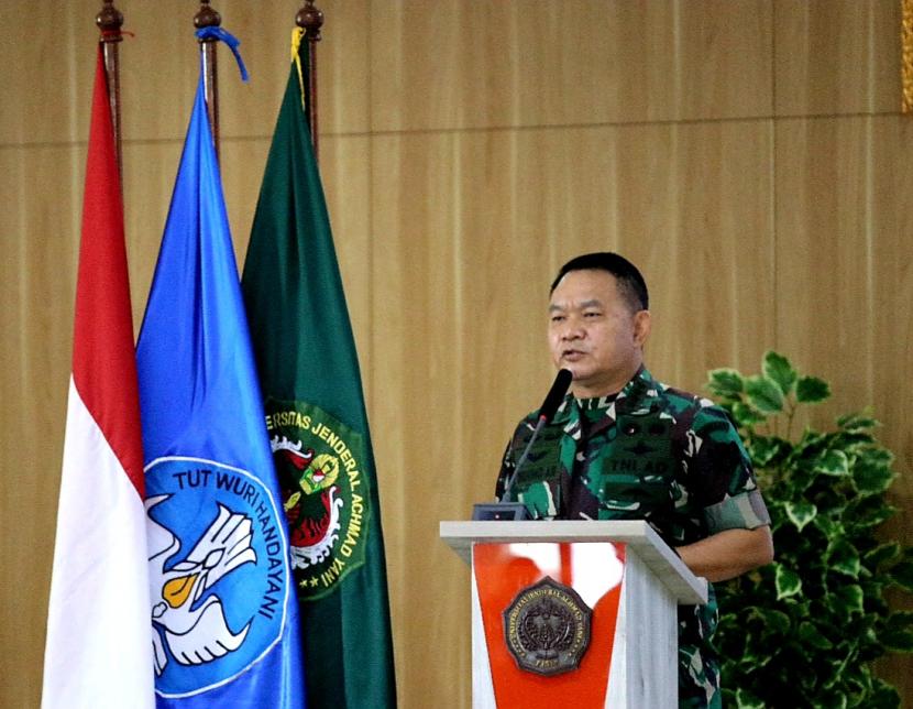 Kepala Staf Angkatan Darat (KSAD) Jenderal Dudung Abdurachman menyampaikan alasan dirinya tidak dapat menghadiri rapat kerja di DPR RI yang digelar pada Senin (5/9/2022) lalu.     Tampak KSAD Jenderal Dudung  ketika  memberikan kuliah umum dihadapan mahasiswa baru dan Civitas Akademika Universitas Jenderal Ahmad Yani (Unjani), Kota Cimahi, Rabu (9/2/2022).