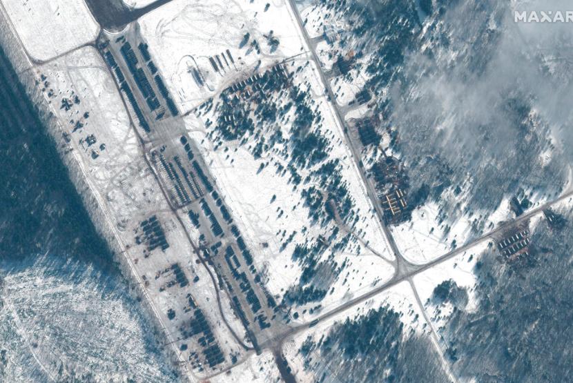 Citra satelit komersial yang diterbitkan oleh perusahaan swasta Amerika Serikat (AS), Maxar Technologies, menunjukkan bahwa, Rusia menempatkan pasukan militer tambahan di Gomel, kurang dari 25 kilometer dari perbatasan Ukraina-Belarusia, Kamis (10/2/2022).