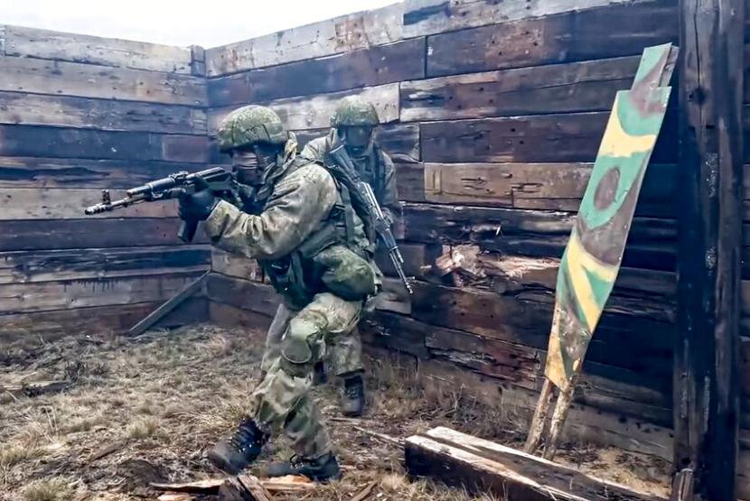 Foto yang diambil dari video yang disediakan oleh Layanan Pers Kementerian Pertahanan Rusia pada Senin (14/2/2022) menunjukkan seorang tentara tengah berlatih di Belarusia.