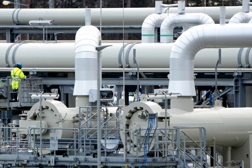 Petugas bekerja di antara pipa gas Nord Stream 2 di Lubmin, Jerman Utara, Selasa (15/2/2022). Uni Eropa pada Rabu (20/7/2022) mengusulkan agar negara-negara anggota memangkas penggunaan gas mereka sebesar 15 persen selama beberapa bulan mendatang.