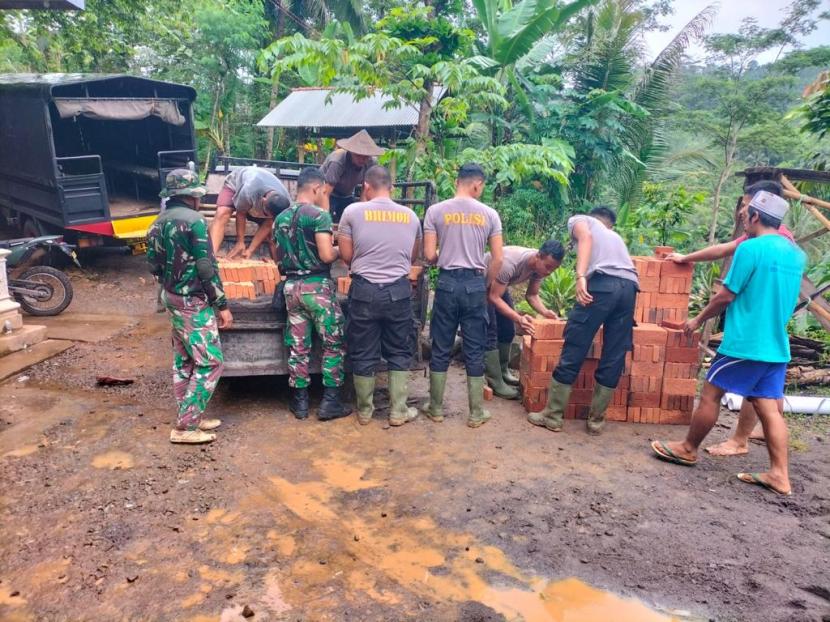 Personel TNI dan Polri melakukan kegiatan bakti sosial di desa Wadas Bener, Purworejo.