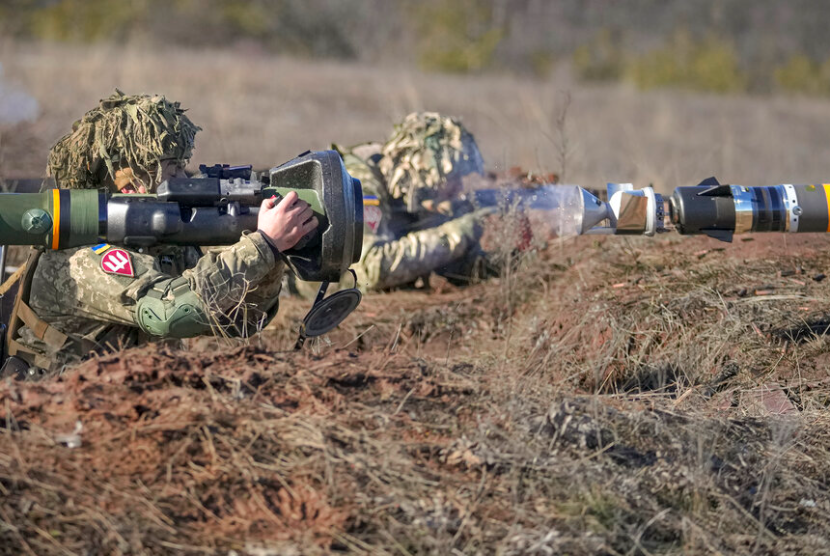 Tentara Ukraina menembakkan senjata antitank dalam latihan gabungan di wilayah Donetsk, Ukraina, Selasa (15/2/2022).