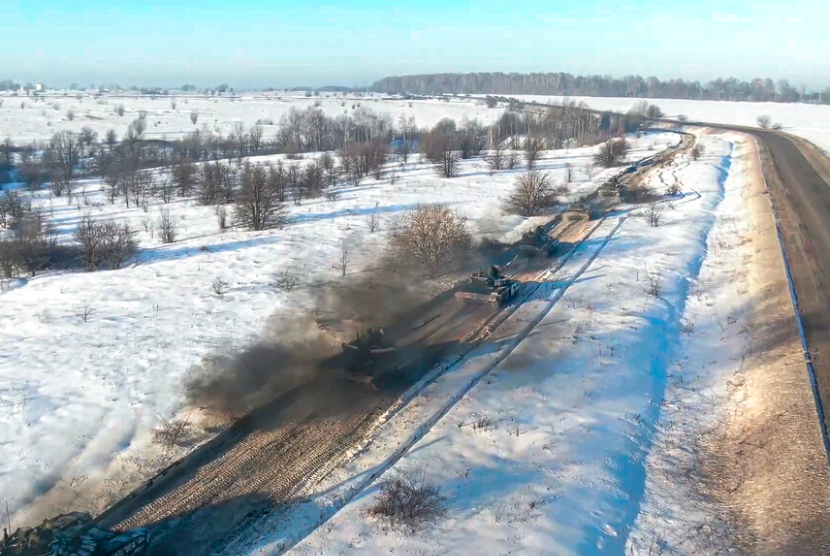 Foto yang dirilis layanan pers Kementerian Pertahanan Rusia menunjukkan tank berbaris kembali ke pangkalan mereka usai latihan di Rusia, Selasa (15/2/2022).