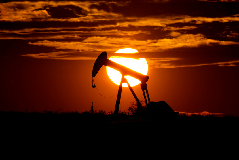 Matahari terbenam di balik pompa minyak di Karnes City, Amerika Serikat. Badan Pusat Statistik (BPS) mencatat angka impor minyak mentah pada Januari 2022 naik 43,66 persen jika dibandingkan Januari 2021.