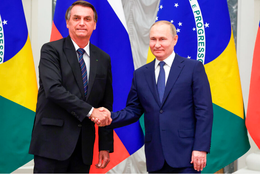 Presiden Brasil Jair Bolsonaro bersalaman dengan Presiden Rusia Vladimir Putin dalam pertemuan di Moskow, Rusia, Rabu (16/2/2022).