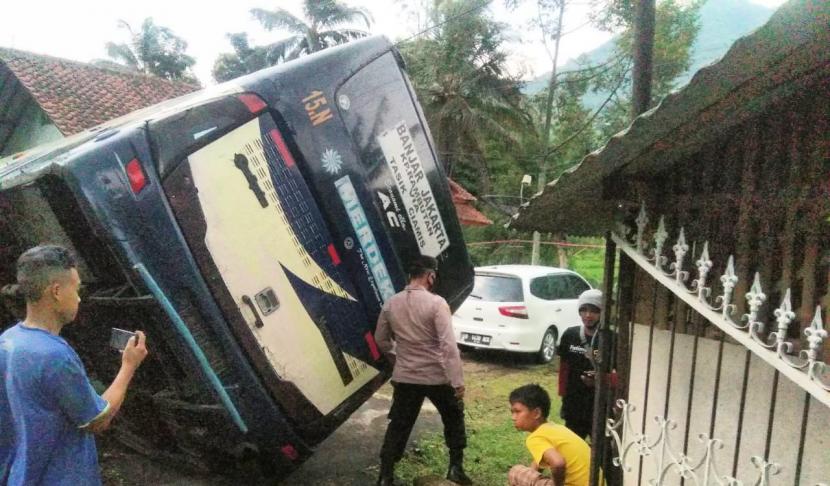 Bus AKAP mengalami kecelakaan di Jalur Gentong, Kecamatan Kadipaten, Kabupaten Tasikmalaya, Kamis (17/2/2022).