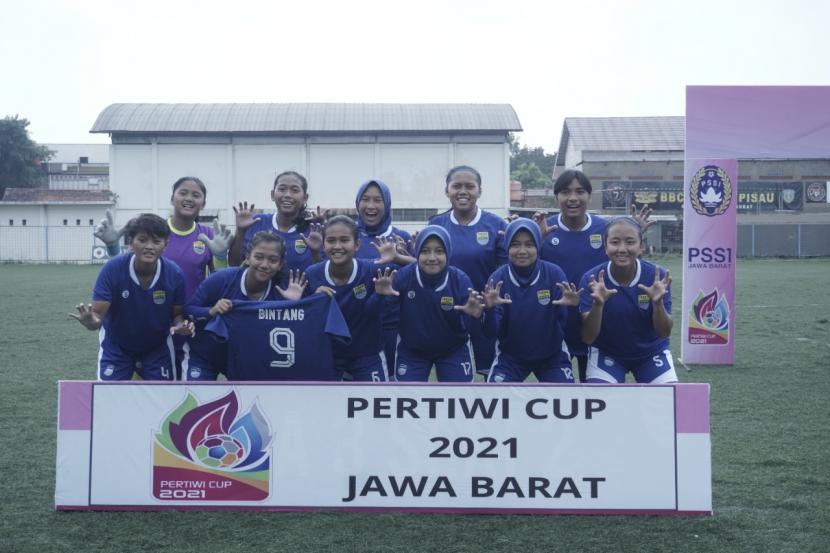 Persib Putri menjadi juara Piala Pertiwi regional Jawa Barat usai menumbangkan Bandung Legend dengan skor 3-2 di Lapangan Lodaya, Kota Bandung, Kamis (17/2/2022). 