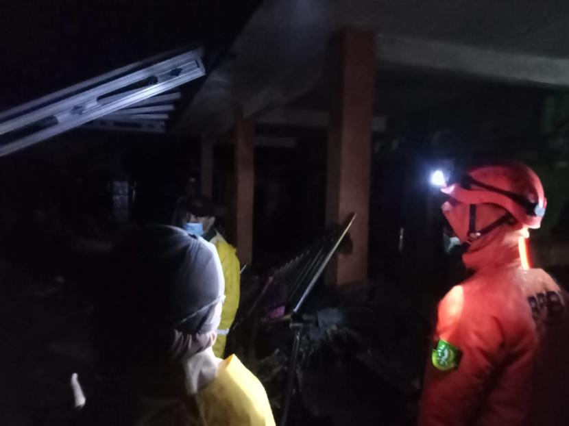 Wali Kota Sukabumi Achmad Fahmi meninjau lokasi banjir di Kelurahan Jayaraksa, Kecamatan Baros, Kota Sukabumi, Kamis (17/2/2022) malam