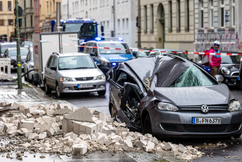 Kendaraan rusak akibat diterjang reruntuhan di Berlin, Jumat (17/2/2022). Badai musim dingin di Jerman menewaskan tiga orang.