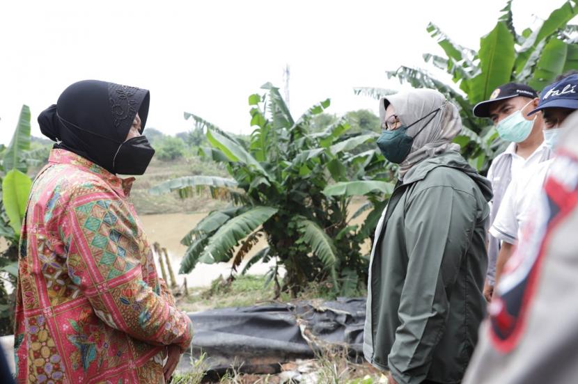 Menteri Sosial (Mensos) RI Tri Rismaharini dan Bupati Bogor Ade Yasin, mengunjungi warga terdampak banjir di Desa Bojong Kulur, Kecamatan Gunung Putri, Kabupaten Bogor pada Jumat (18/2).