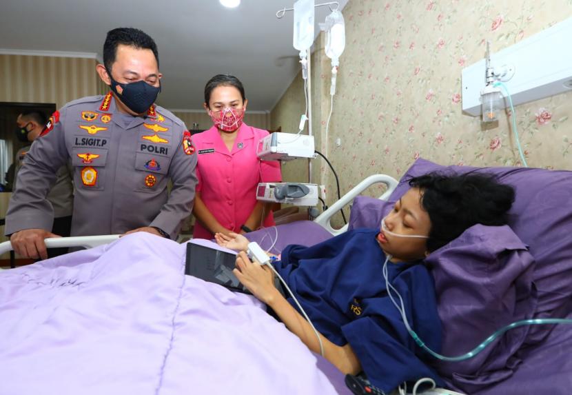 Kapolri Jenderal Listyo Sigit Prabowo menjenguk Sinta Aulia seorang anak perempuan penderita tumor kaki di Rumah Sakit (RS) Polri, Kramat Jati, Jakarta Timur, Ahad (20/2/2022).
