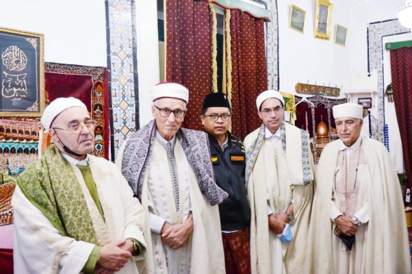 Dubes RI untuk Tunisia, Zuhairi Misrawi, menekankan jasa penting Imam Abu al-Hasan al-Syadzili usai ziarah ke Zawiyah. 
