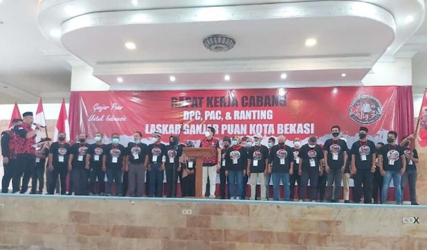 Ketua Dewan Pembina Laskar Ganjar Puan (LGP), H Mochtar Mohamad saat memberikan sambutan dan bersama Ketua Umum, Nawang Andi Kusuma dan Sekjen, Imam Haryo Pradigdo melantik pengurus 12 PAC tingkat Kecamatan dan 56 Ranting tingkat Kelurahan se-Kota Bekasi.