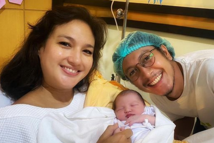 Nadine Chandrawinata dan Dimas Anggara menyambut kelahiran anak pertamanya, Selasa (22/2/2022).