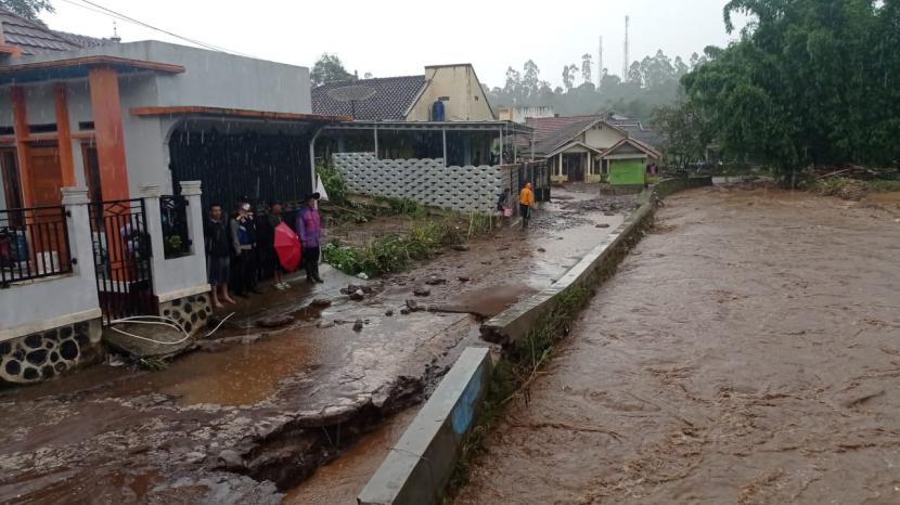 Sejumlah kecamatan di Kabupaten Garut, Jawa Barat, dilanda banjir setelah hujan deras yang mengguyur wilayah Garut sejak Jumat (15/7/2022) petang. ilustrasi