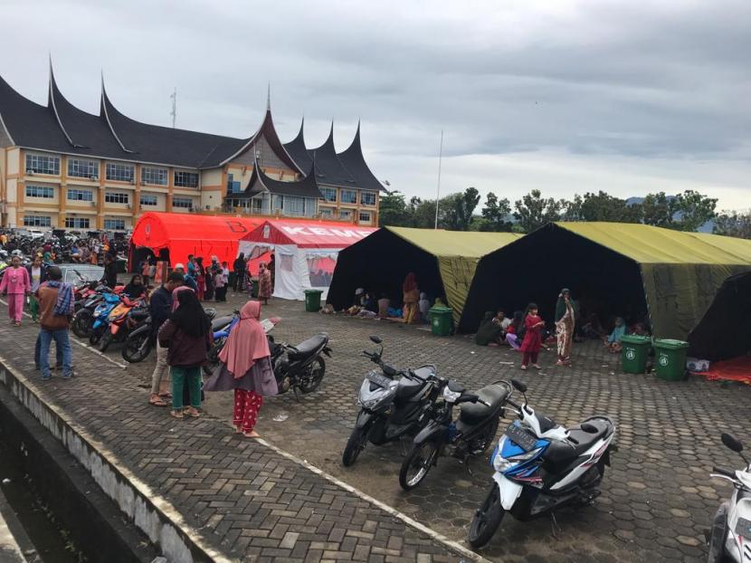 Kondisi pengungsian ribuan warga di Kantor Bupati Pasaman Barat, Pasca Gempa dengan magnitudo, 6,2 , Sabtu (26/2) 