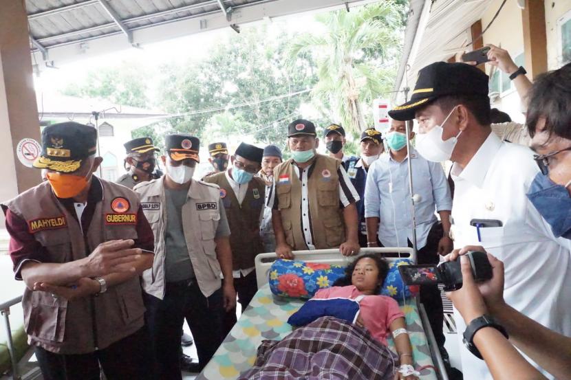 Gubernur Sumatera Barat, Buya Mahyeldi, Jumat (25/2/2022) sore meninjau kondisi para pengungsi, pasca gempa 6,2 magnitudo yang melanda Kabupaten Pasaman Barat, Jumat Pagi.
