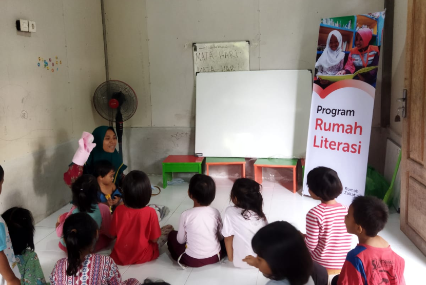 Relawan Rumah Zakat, Baiq Sri Wahyuni, menginisiasi didirikannya Rumah literasi untuk anak-anak usia PAUD hingga SD di Dusun Teluk Kodek Desa Malaka Kecamatan Pemenang Kabupaten Lombok Utara