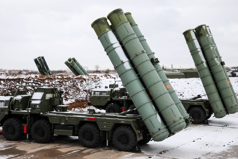 Sistem rudal pertahanan udara S-400 Rusia. 