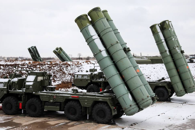 Kapal Kargo Bangladesh Terkena Rudal Rusia, 1 Tewas. Foto:   Sistem rudal pertahanan udara S-400 Rusia. 