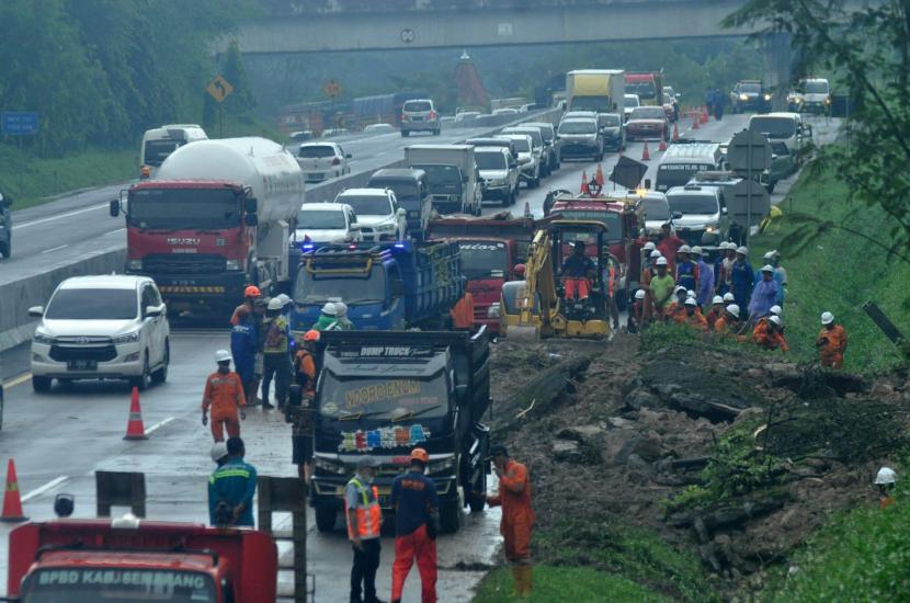 Proses pembersihan material longsor di ruas tol Semarang- Solo KM 436+600 A, wilayah Desa Klepu, Kecamatan Pringapus, Kabupaten Semarang, Jumat (4/3).