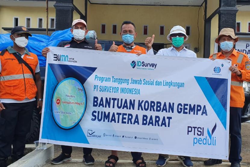 Surveyor Indonesia menyerahkan bantuan kemanusiaan untuk masyarakat terdampak gempa Pasaman Barat, Sumatera Barat.