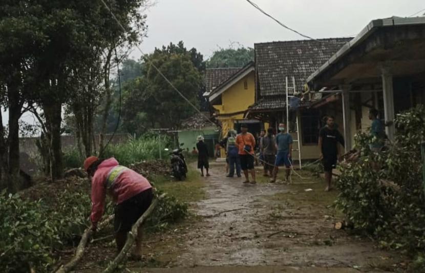 Warga bersama relawan membersihkan reruntuhan dampak kerusakan atap rumah warga akibat bencana angin puting beliung di wilayah Kabupaten Semarang (ilustrasi)