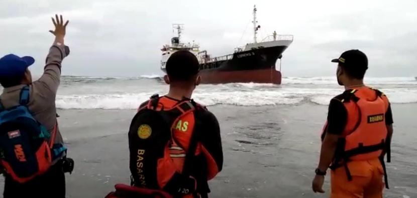 Petugas memantau kondisi kapal tanker yang terdampar di perairan Sancang, Kecamatan Cibalong, Kabupaten Garut, Rabu (9/2/2022).
