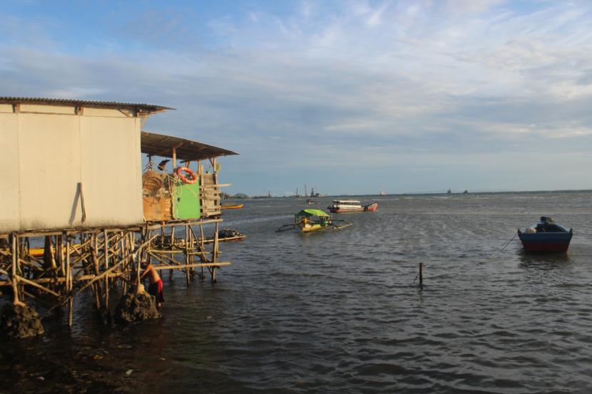 Bibir pantai pesisir Kabupaten Lampung Selatan dan pesisir Kabupaten Pesisir Barat  tercemar limbah minyak.