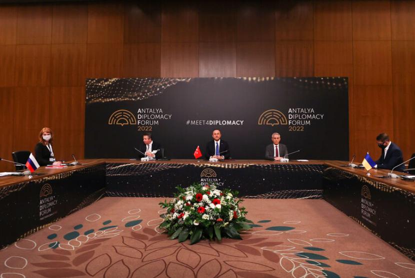 Menteri Luar Negeri (Menlu) Rusia Sergey Lavrov bertemu Menlu Ukraina Dmitry Kuleba di sela-sela forum diplomatik di Antalya, Turki, Kamis (10/3).