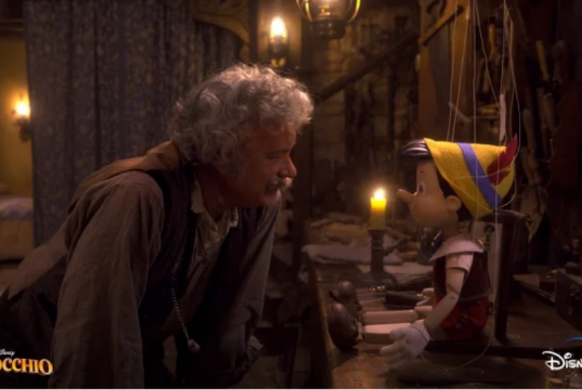 Aktor Tom Hanks tampak bertransformasi menjadi Geppetto dalam film live-action Pinocchio yang diproduksi Disney.