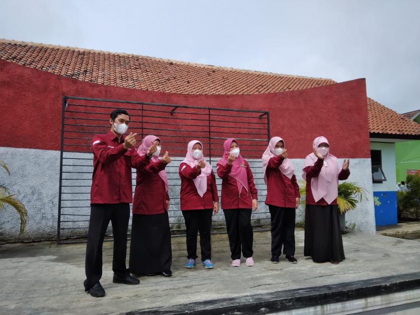 Kepala BI Purwokerto Rony Hartawan (baju putih), para guru penggerak (baju merah), dan staf pengajar dan siswa SMAN 1 Kampung Laut, Kamis (9/3/22). 