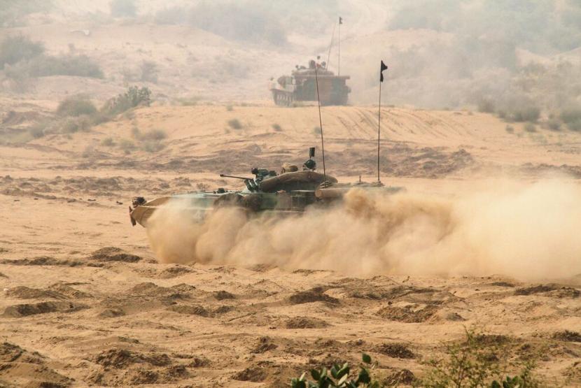 Tank India meluncur selama latihan militer bersama Rusia, 23 Oktober 2013. Rusia menyumbang hampir 49 persen alat pertahanan India.