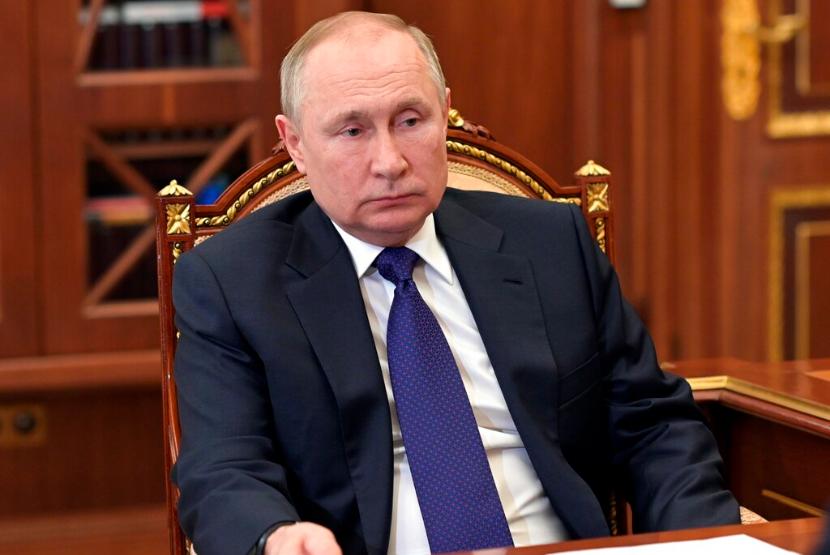 Presiden Rusia, Vladimir Putin. Seorang dokter mempertanyakan wajah Putin yang tampak bengkak dan membulat lalu menghubungkannya dengan moon face. Kondisi itu bisa terkait dengan efek samping pengobatan kanker.