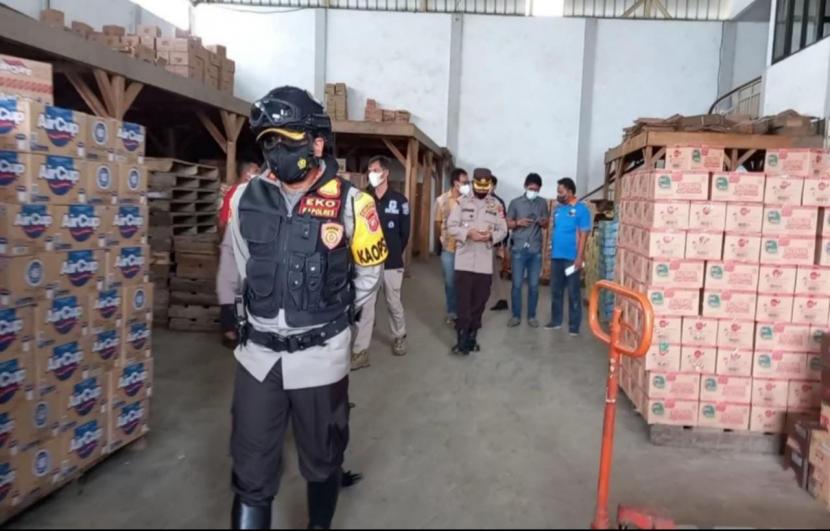 Kapolres Sumedang, AKBP Eko Prasetyo melakukan pengecekan terhadap sejumlah gudang distributor minyak goreng di wilayahnya