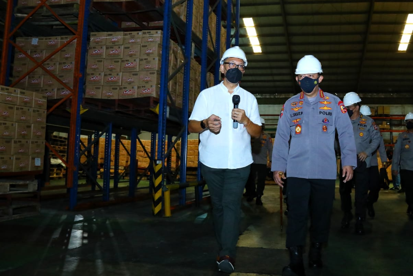 Kapolri Jenderal Listyo Sigit Prabowo meninjau langsung pabrik minyak goreng PT Mikie Oleo Nabati Industri Bekasi, Jawa Barat, Rabu (16/3/2022). 