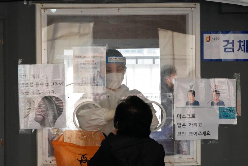 Petugas medis mengambil sampel lendir hidung di Seoul, Korea Selatan, Selasa (15/3/2022). Kasus covid-19 di negara tersebut mencapai rekor pada Rabu (16/3/2022).