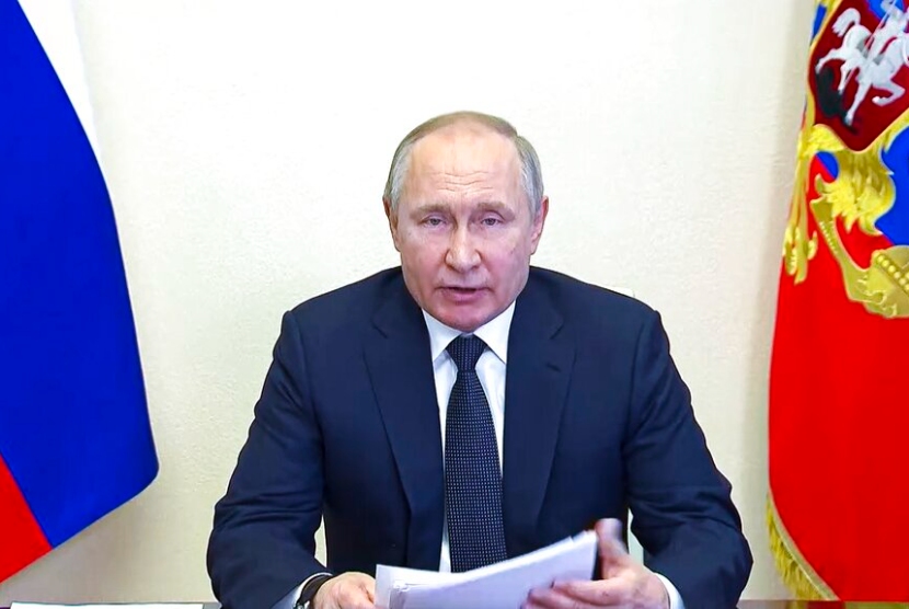 Presiden Rusia Vladimir Putin berbicara dalam konferensi video di Moskow, Rabu (16/3/2022).