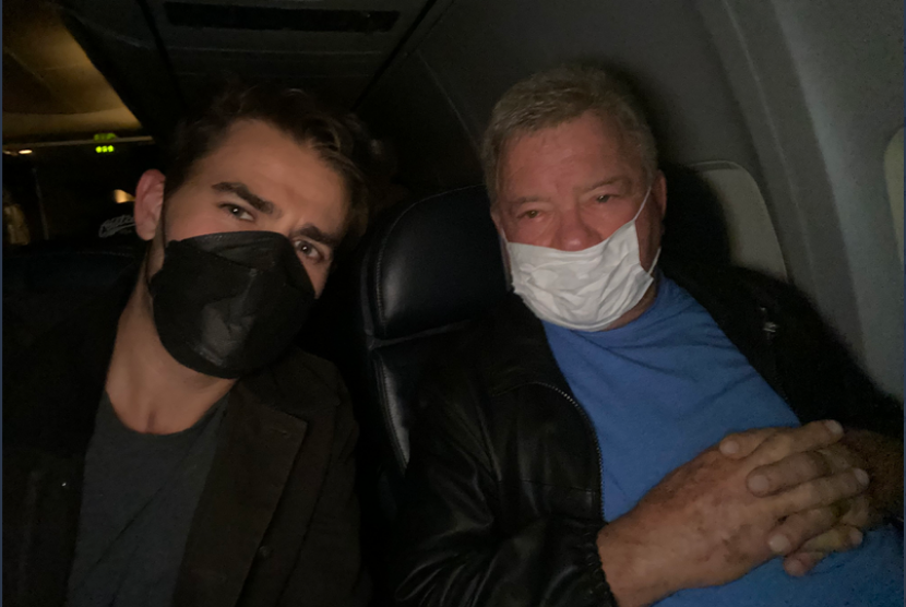 Sesama pemeran Captain James T Kirk dari serial Star Wars, Paul Wesley dan William Shatner, tampak berfoto bersama di pesawat. Wesley mengunggah foto itu ke akun Twitter-nya.