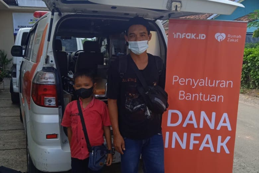 Aldi Prasetyo seorang anak yang masih berusia 9 tahun mengalami Kanker Darah Leukimia ALL. Pada pukul 15.00 Wib Ayah Aldi meminta bantuan Ambulans gratis Rumah Zakat untuk mengantarkannya ke RS Abdul Muluk Bandar Lampung-Tanjung Seneng Bandar Lampung.