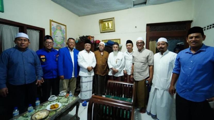 Ketua Umum PAN, Zulkifli Hasan, bersilaturahim ke sejumlah kiai di wilayah tapal kuda,Jawa Timur. Zulhas optimistis PAN akan mampu berjaya di wilayah timur Jawa ini.