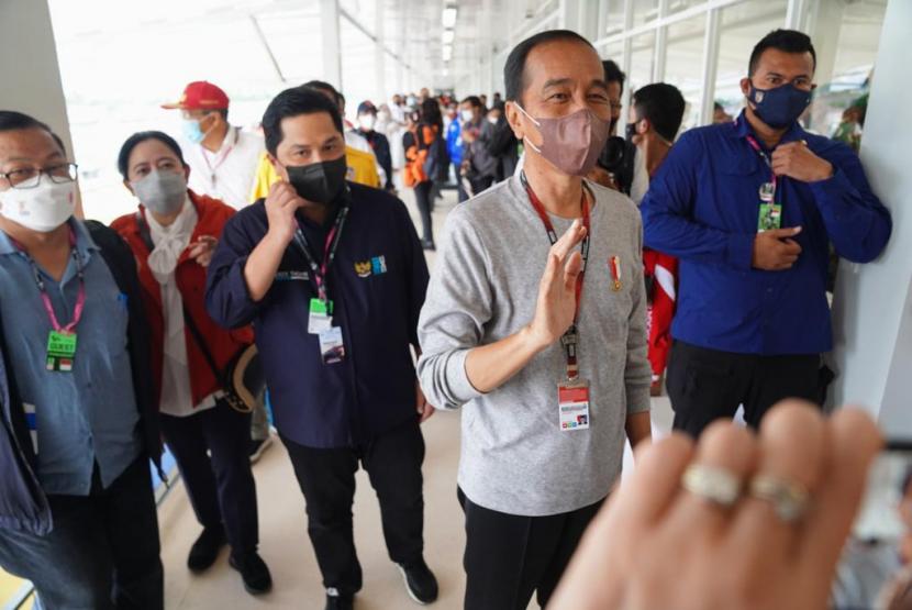 Presiden Jokowi saat menyaksikan langsung gelaran balapan MotoGP Mandalika 2022 di Sirkuit Pertamina Mandalika, Lombok Tengah, Nusa Tenggara Barat, Ahad (20/3/2022).