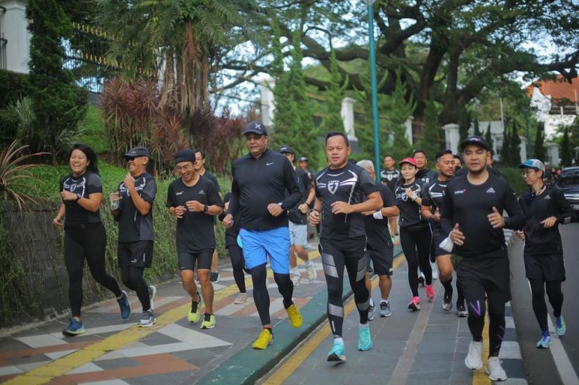 President Director & CEO IOH, Vikram Sinha, Director & Chief Regulatory Officer IOH, M. Buldansyah, Director & Chief Human Resources Officer IOH, Irsyad Sahroni dan Walikota Bogor, Bima Arya saat melakukan kegiatan lari bersama di Bogor, Ahad (20/03).