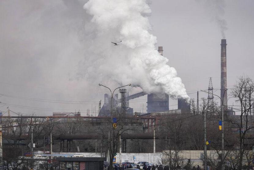 Pabrik metalurgi Azovstal terlihat di pinggiran kota Mariupol, Ukraina timur, Rabu, 23 Februari 2022.