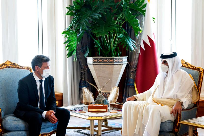 Menteri Ekonomi Jerman Robert Habeck melakukan pertemuan dengan Emir Qatar Sheikh Tamim bin Hamad Al Thani di Doha, Qatar, Ahad (20/3/2022). Jerman dan Qatar telah mencapai kemitraan di bidang energi jangka panjang